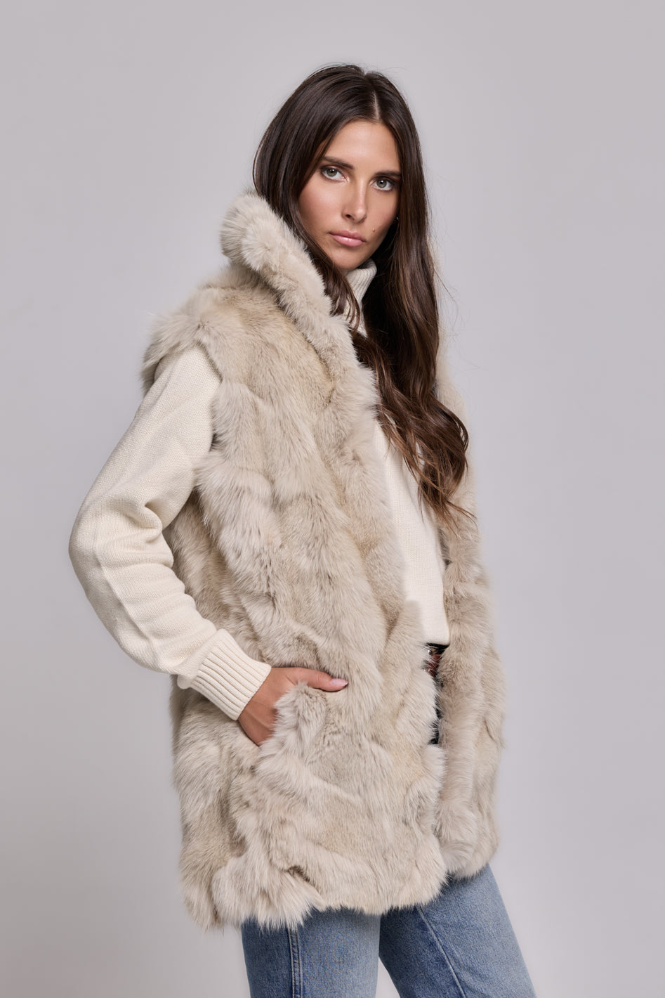 Parka élégante beige avec un haut maintenant et une force de fourrure de fourrure amovible