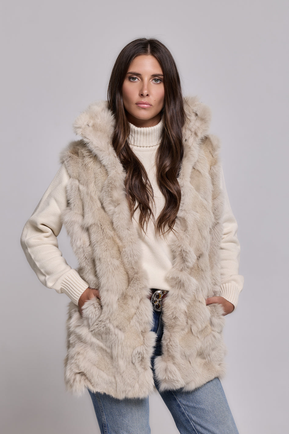 Parka élégante beige avec un haut maintenant et une force de fourrure de fourrure amovible