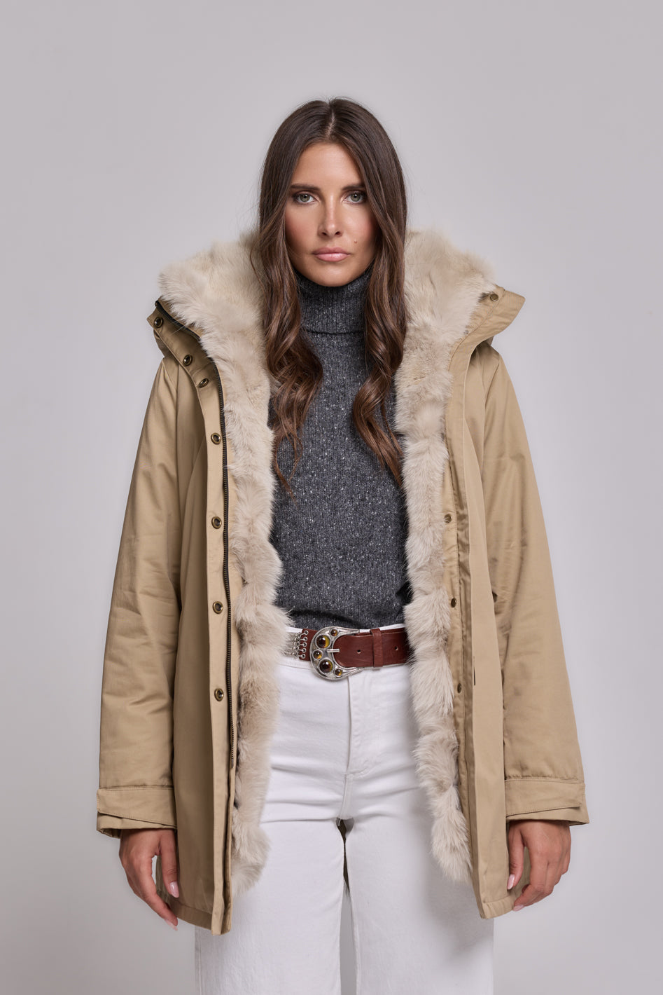 Parka élégante beige avec un haut maintenant et une force de fourrure de fourrure amovible