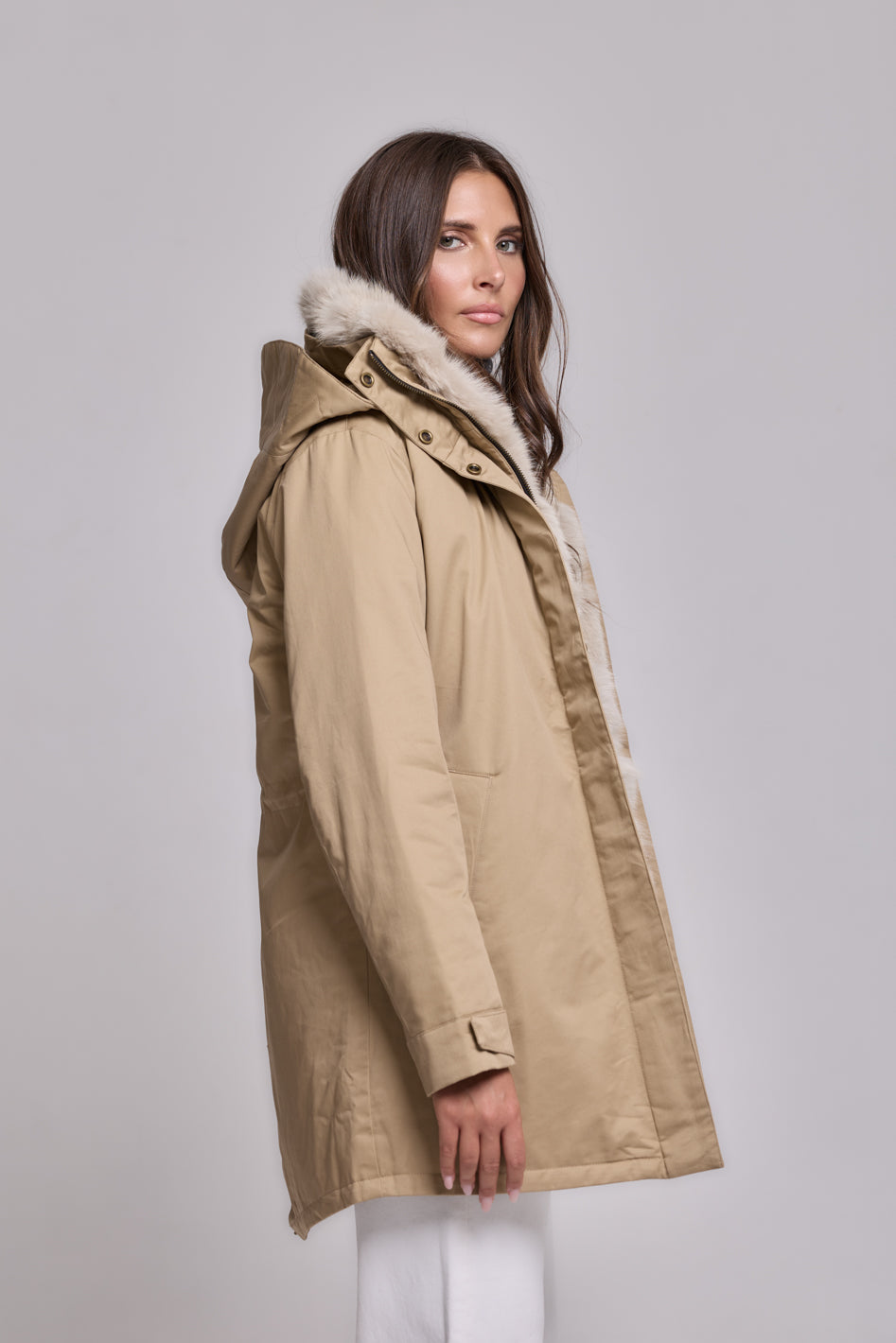 Parka élégante beige avec un haut maintenant et une force de fourrure de fourrure amovible