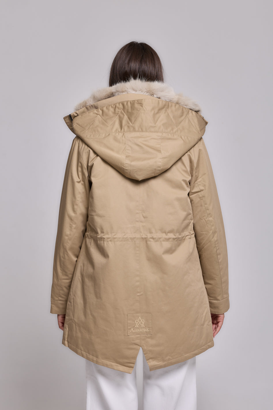 Parka élégante beige avec un haut maintenant et une force de fourrure de fourrure amovible