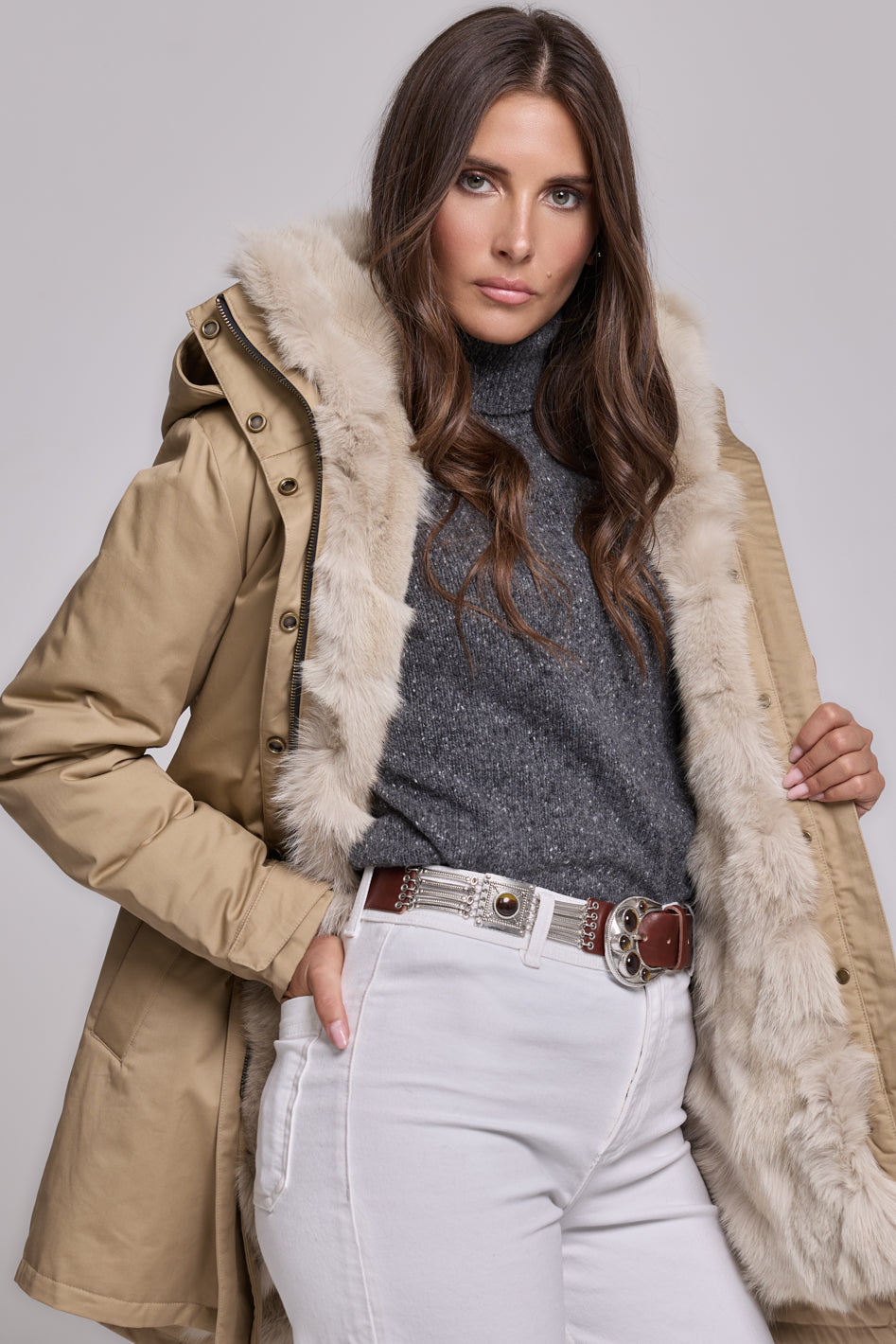 Parka élégante beige avec un haut maintenant et une force de fourrure de fourrure amovible