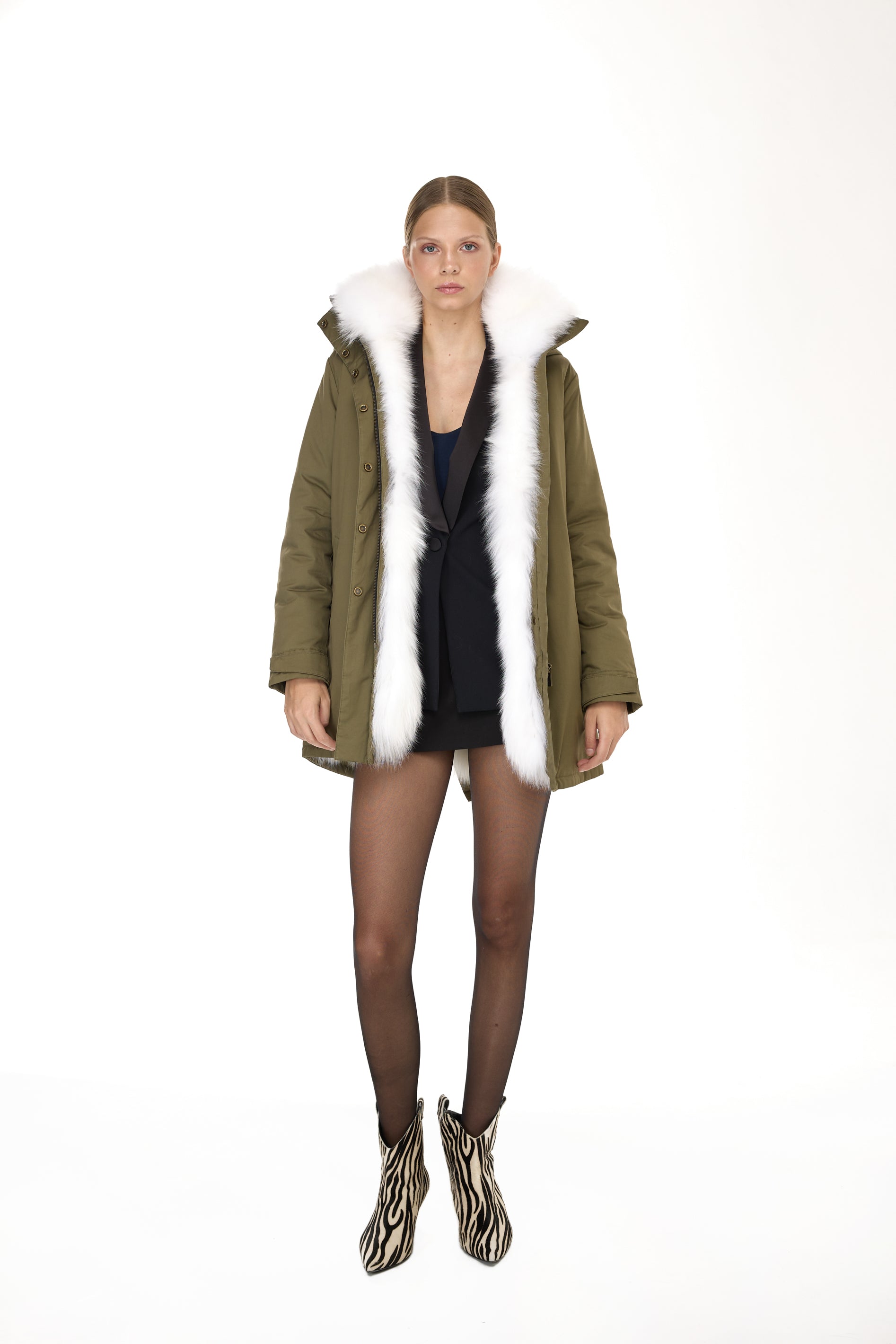 Elegant White Parka with high neck and removable fur vest