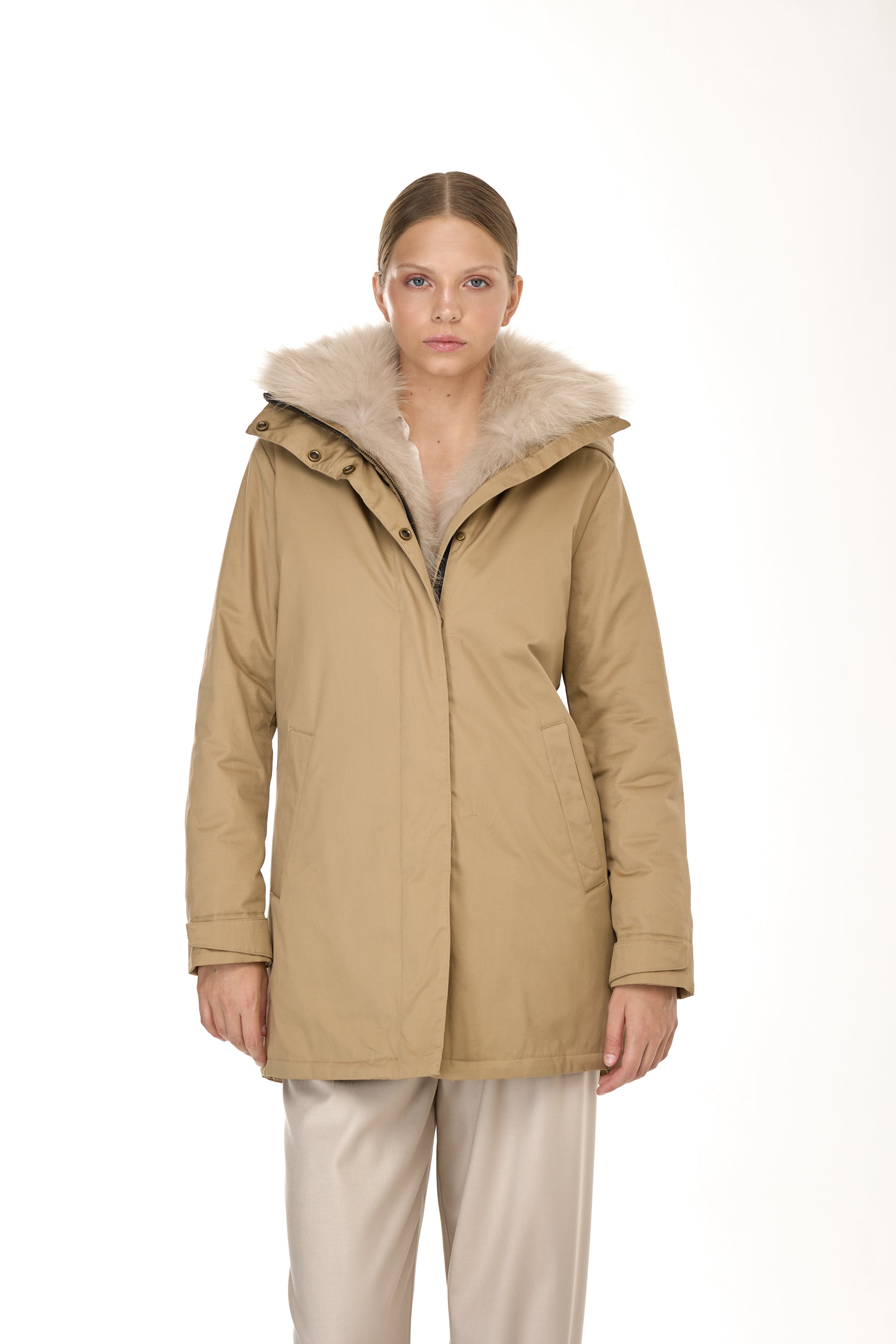BEIGE ELEGANT PARKA WITH HIGH NOW AND REMOVABLE FUR FUR STRENGTH