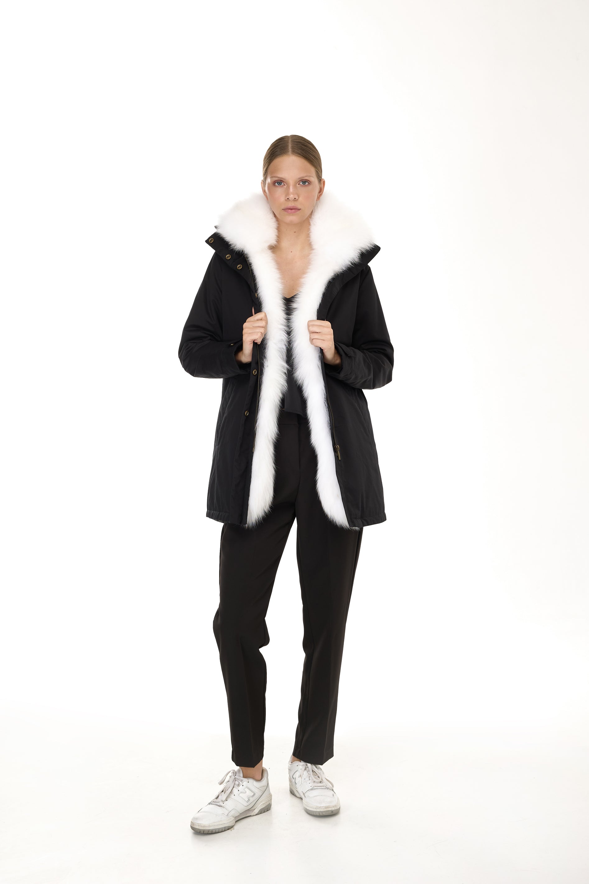 Elegant White Parka with high neck and removable fur vest